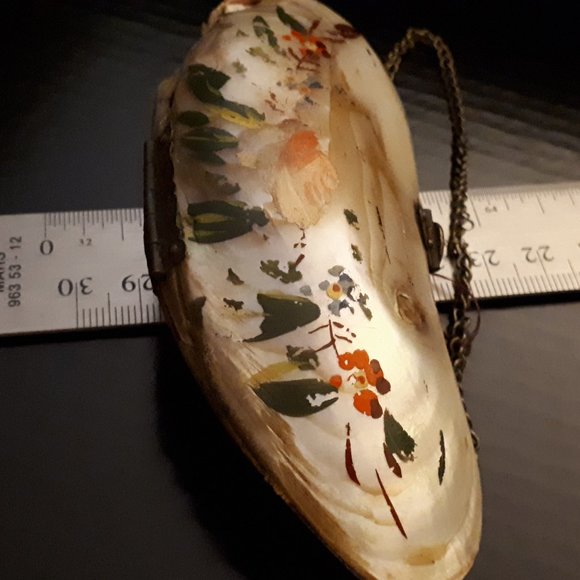 Handmade and Hand Painted Vintage Clam Shell Purse - Picture 12 of 13